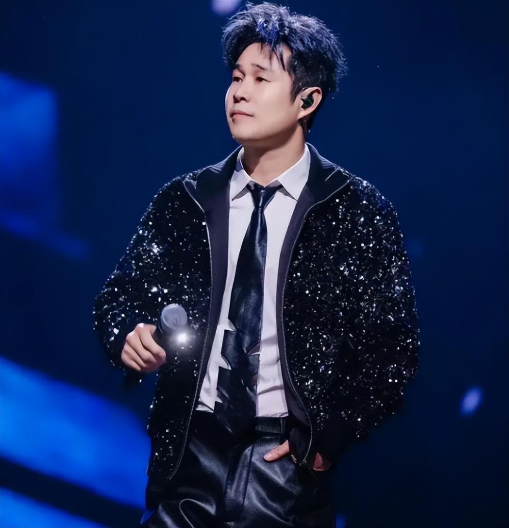 翻唱的《爱是你我》,《大海》,《依然爱情故事》等歌曲都颇受欢迎.