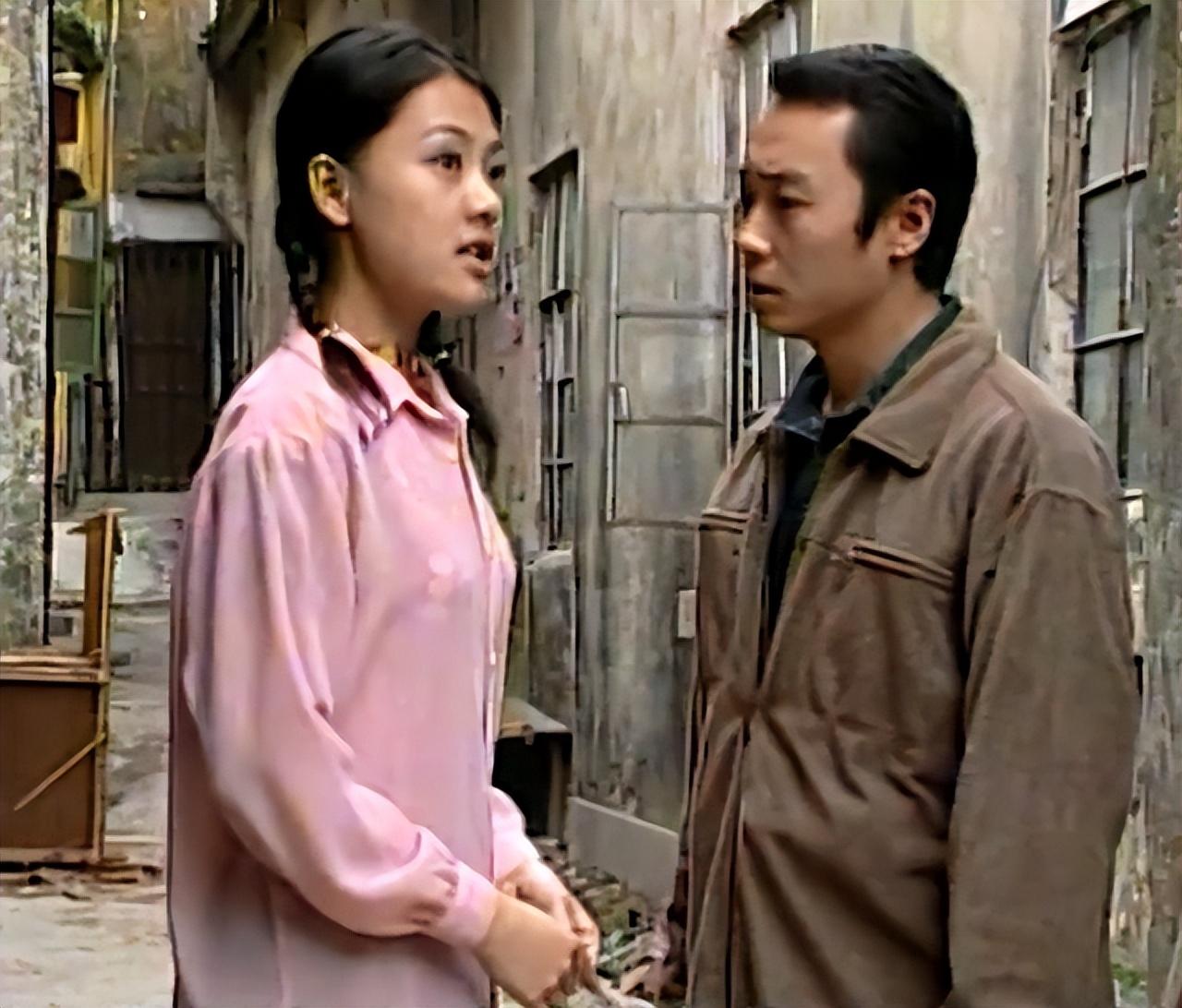 "强子哥,你喜欢我吗?"女孩小声地问着眼前的男子,眼神里满是期待.