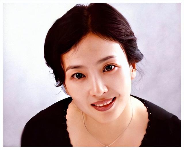 回顾刘亦菲母亲刘晓莉64岁两婚两离现是单身贵族比女儿美多了