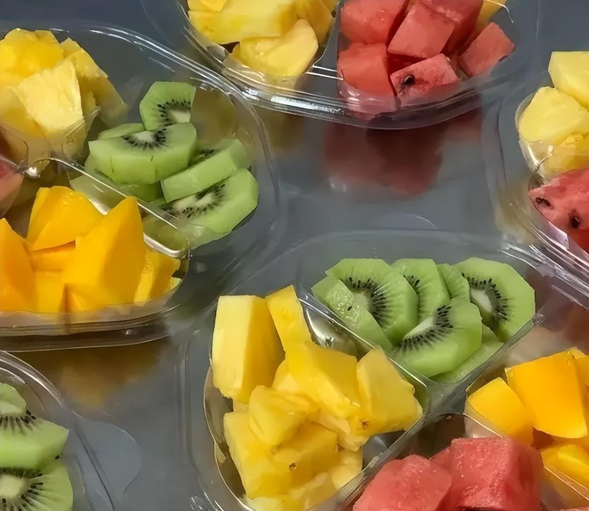 而且很多摊位上都摆放着切好的水果拼盘,甚至还有热心老板将其榨成