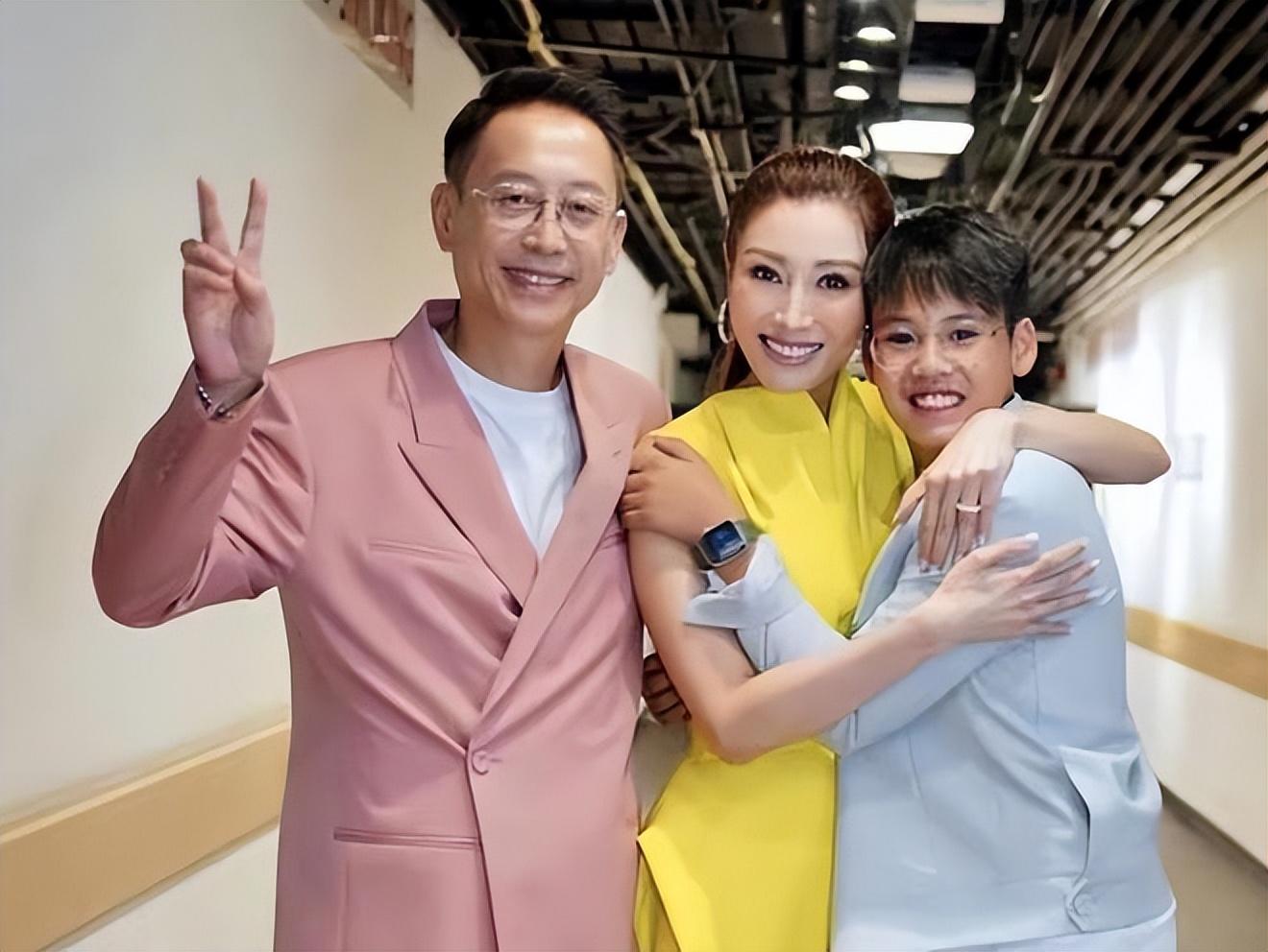 李嘉欣和儿子同浴池洗澡