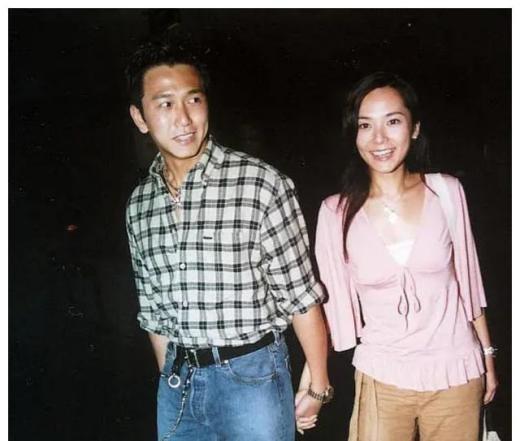 "面对"老妈子"一样在她面前滔滔不绝的粉丝,郭羡妮直接回怼:"温兆伦不