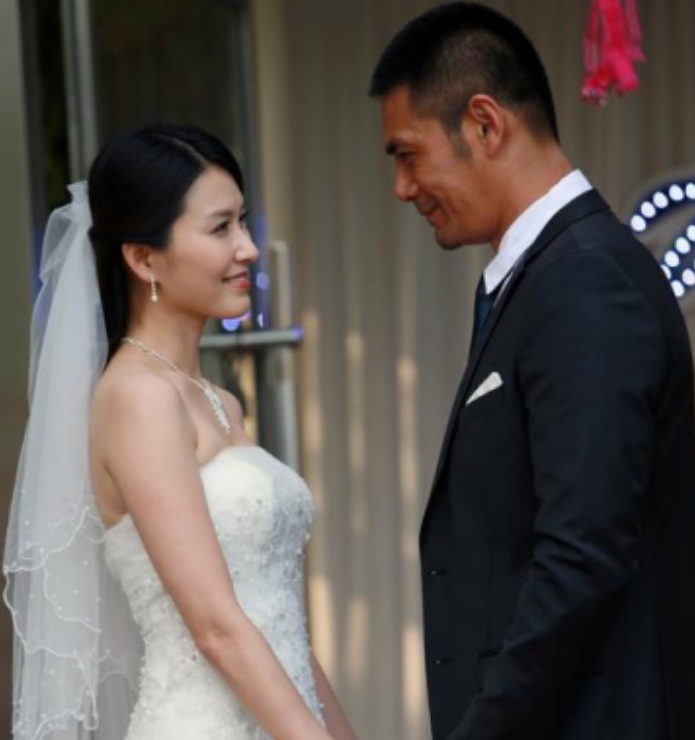 回顾邵兵和小12岁张培结婚四口之家活成了很多人羡慕的样子