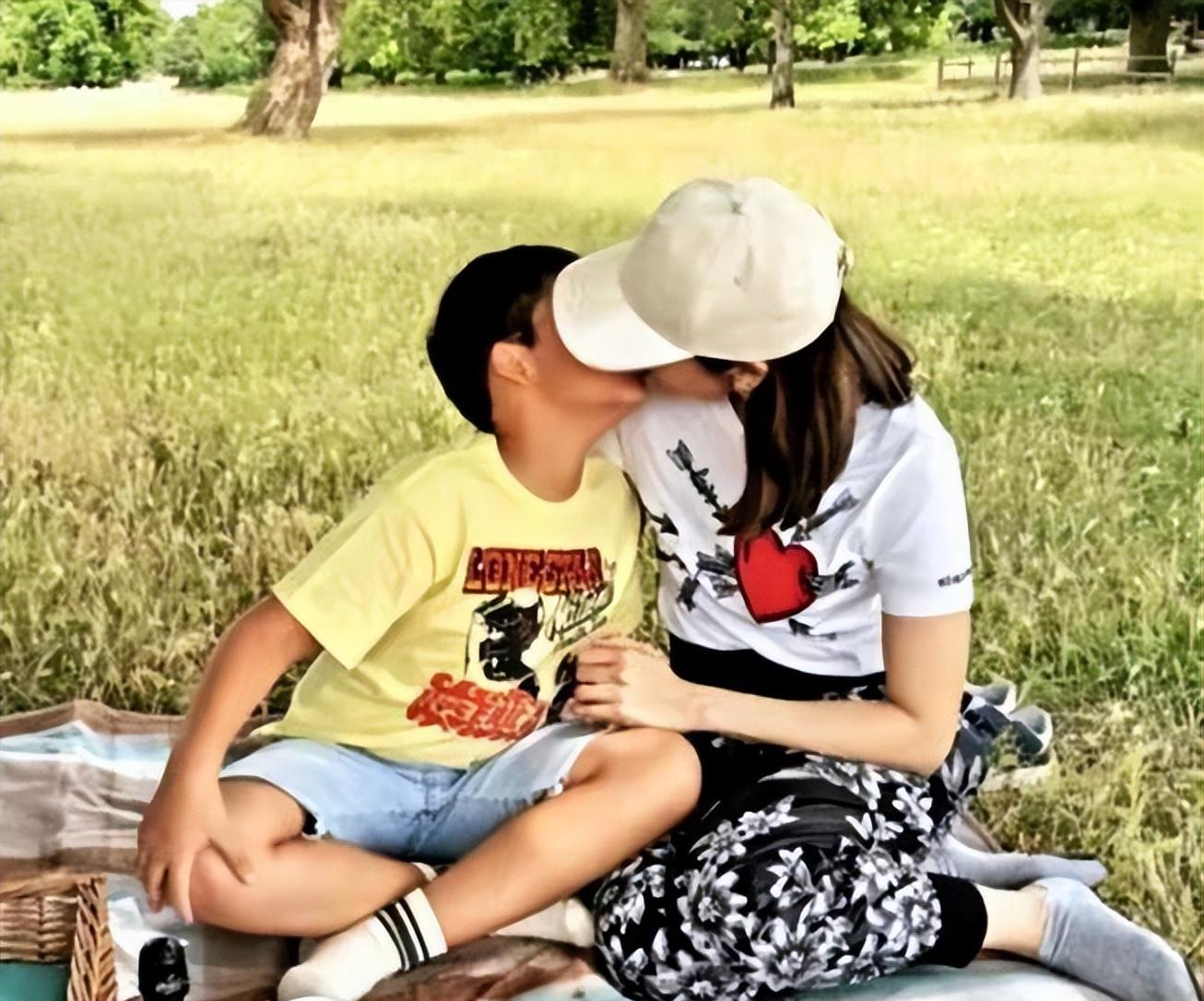 李嘉欣和儿子同浴池洗澡