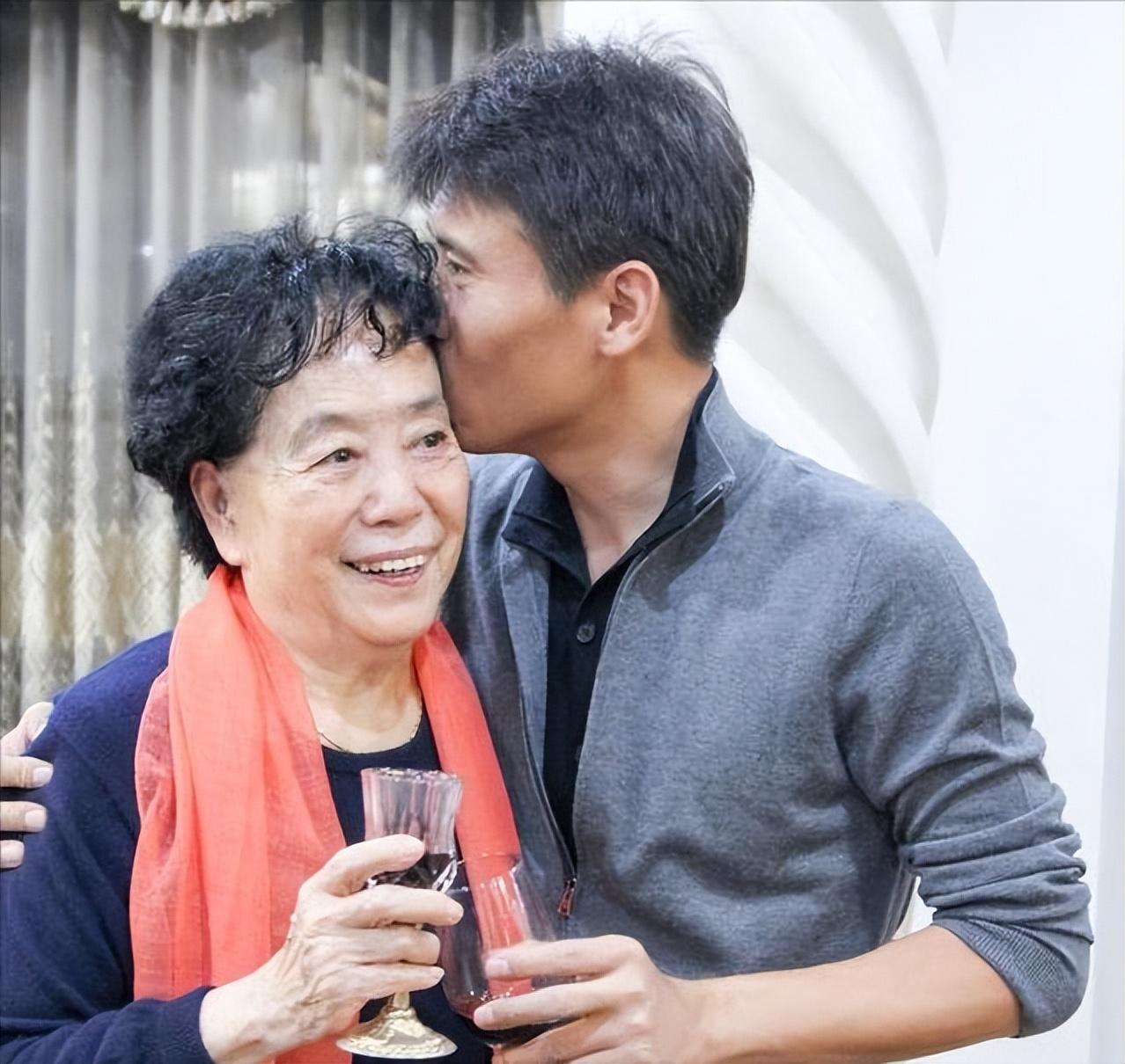 而父亲是一位医生,独自开一家医馆给人治病,夫妻两人很少能照顾李乃文