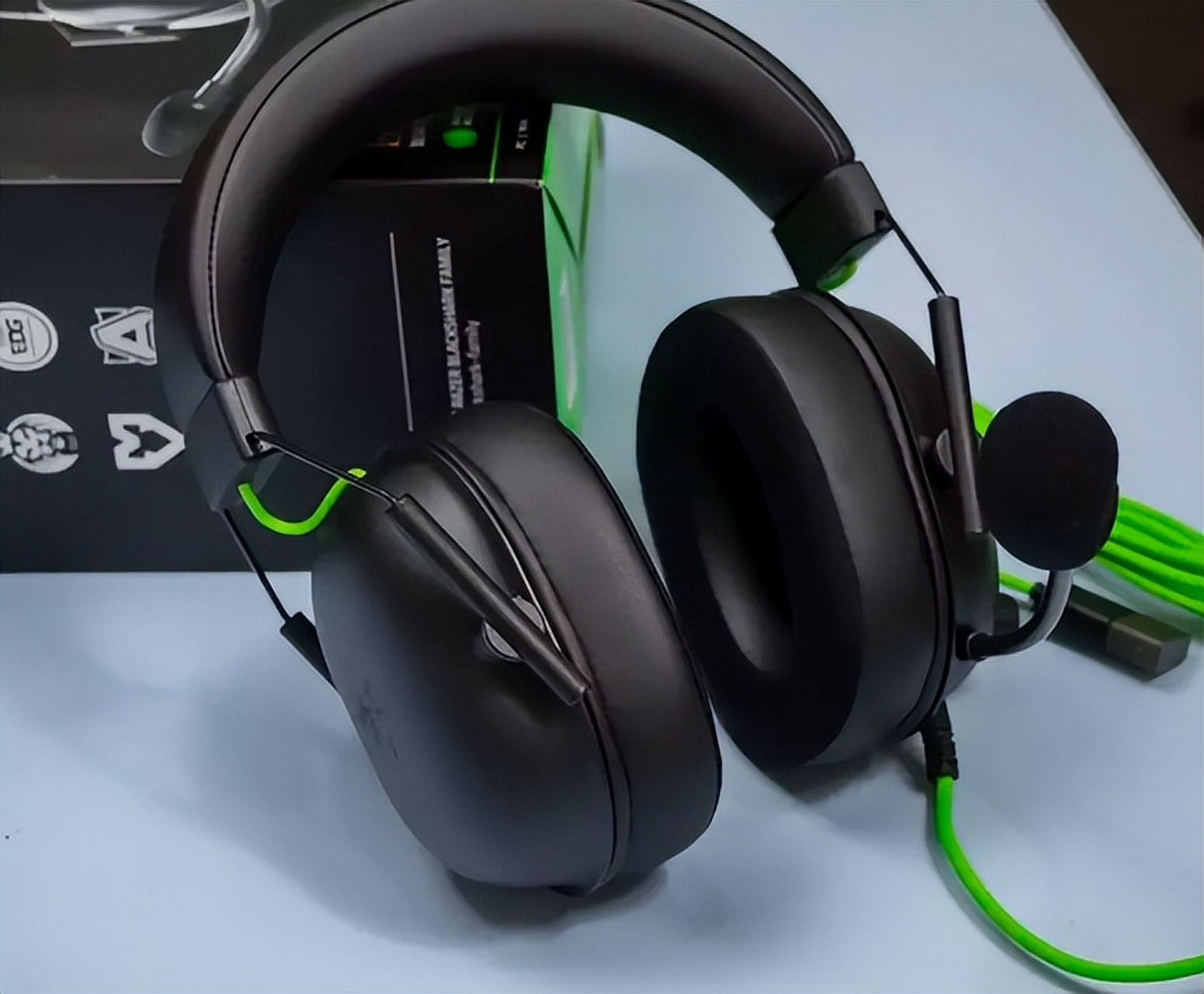 雷蛇旋风黑鲨v2x游戏耳机,轻盈透气,音质卓越,清晰通话.