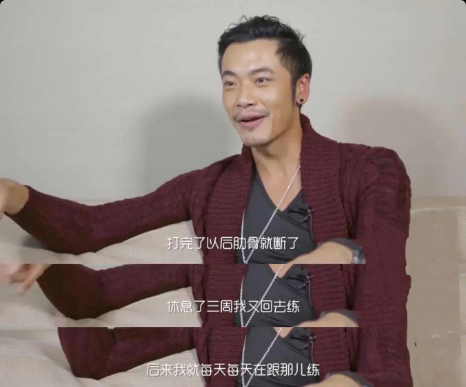 回顾演员薛皓文父亲曾是新闻联播主播因一身肌肉遭误解