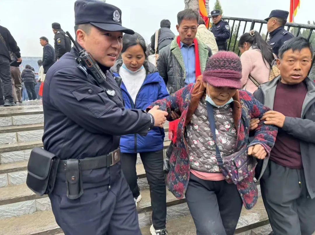 热情服务,暖民心执勤安保期间参战民辅警热情服务群众积极维护现场