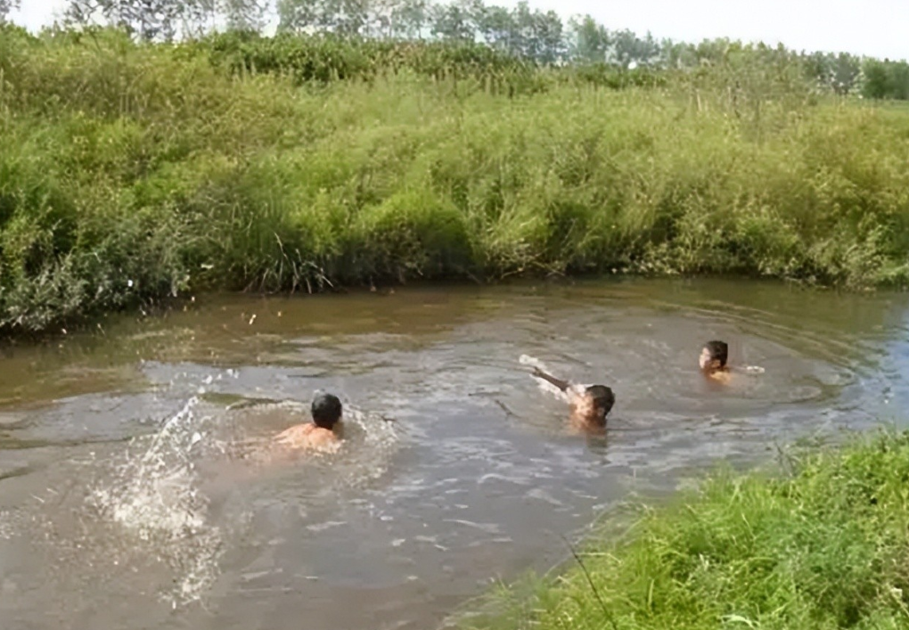 2010年15岁少年救同学溺亡,被救者拒不承认,法院:向施救者道歉