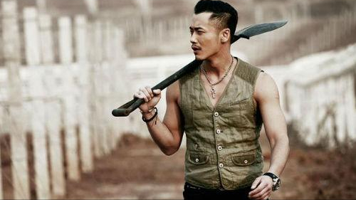 王羽去到国外找当地的熟人,并在他们的帮助下开了一家中餐厅.