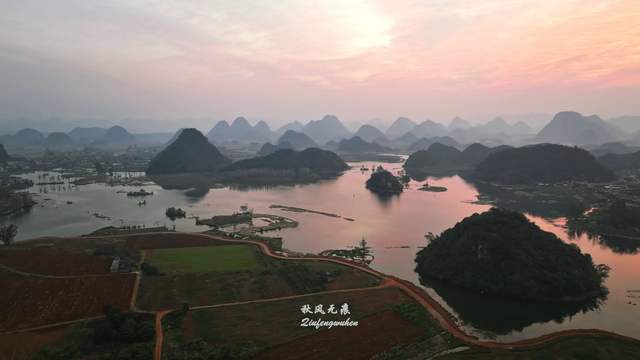 梯田描绘大地纹理 秀峰跌落油菜花海 醉在滇东南春风里