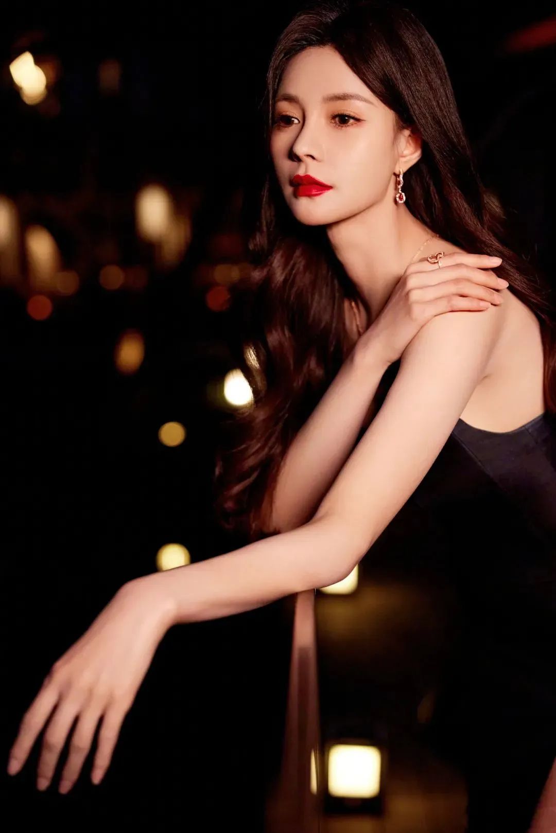 「沈梦辰美照」黑色抹胸开叉,优雅迷人,盛开的暗夜玫瑰