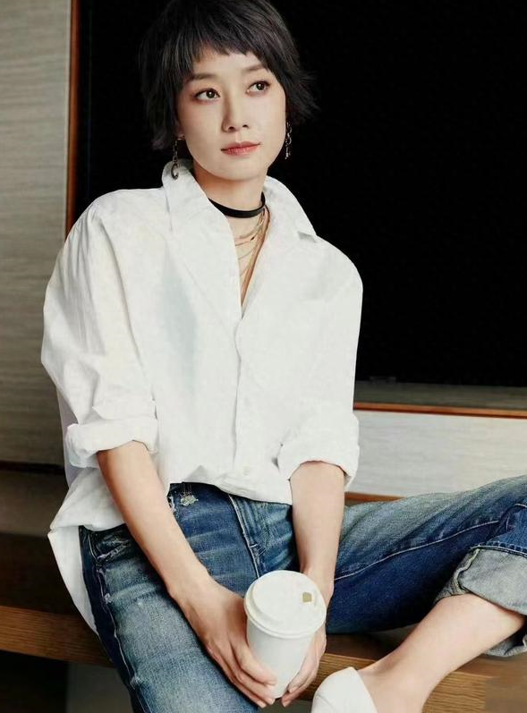 马伊琍又带火"极简风"穿搭,白色衬衫 牛仔裤,时尚又洋气