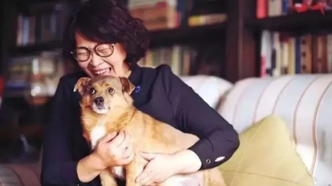 回顾主持张越巅峰时两次辞职只拿低保韩红为何还将她视为恩人