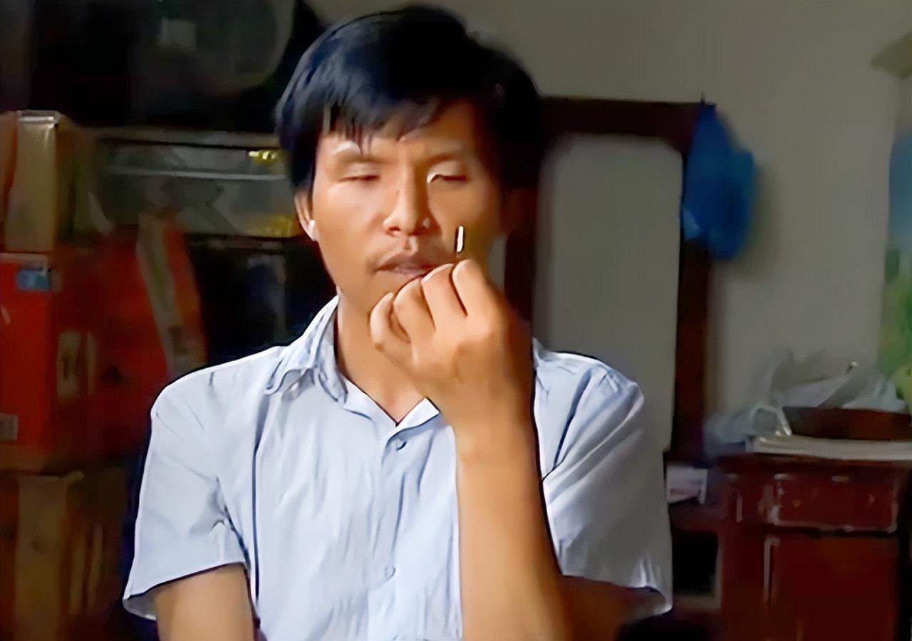 回顾37岁啃老博士李明亮啃完父母啃小妹父亲气到直接报警