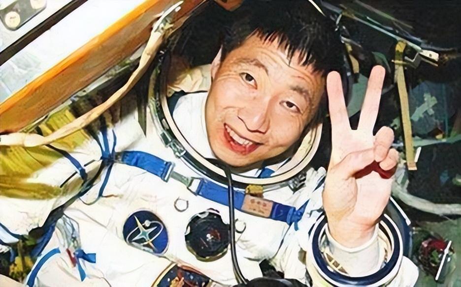 03年杨利伟在太空听到敲门声13年后谜底揭晓多亏他当时冷静