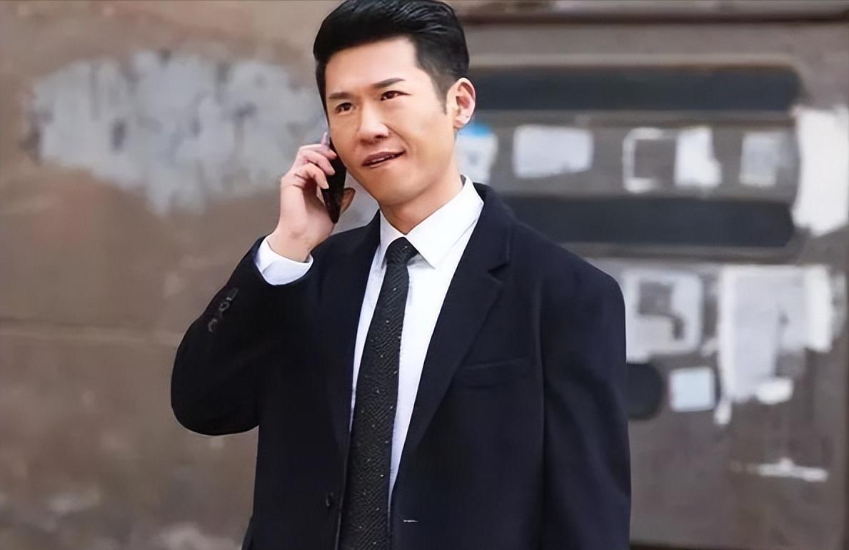 回顾演员王骁40岁走红娶平凡妻子生一女是母亲王馥荔的骄傲