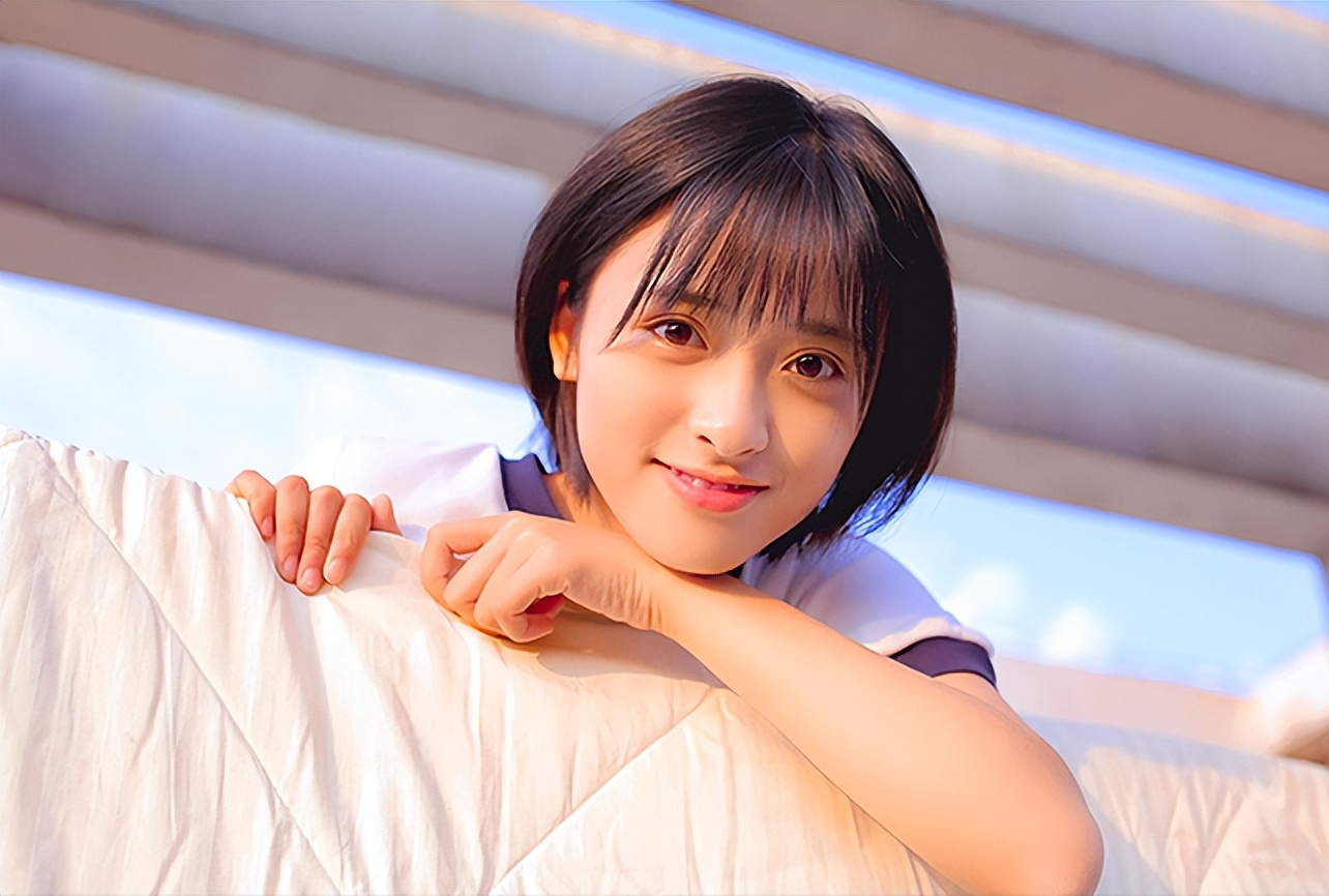 平日一些照片里风格也是那种"日系女高中生"的造型,吃这一套的人绝对