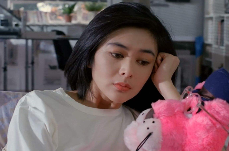 在她18岁那年,关之琳成功签约公司,正式成为一名演员.