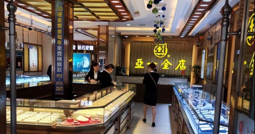 2009年上海一金店丢失价值33万元的钻石店员我一直盯着它