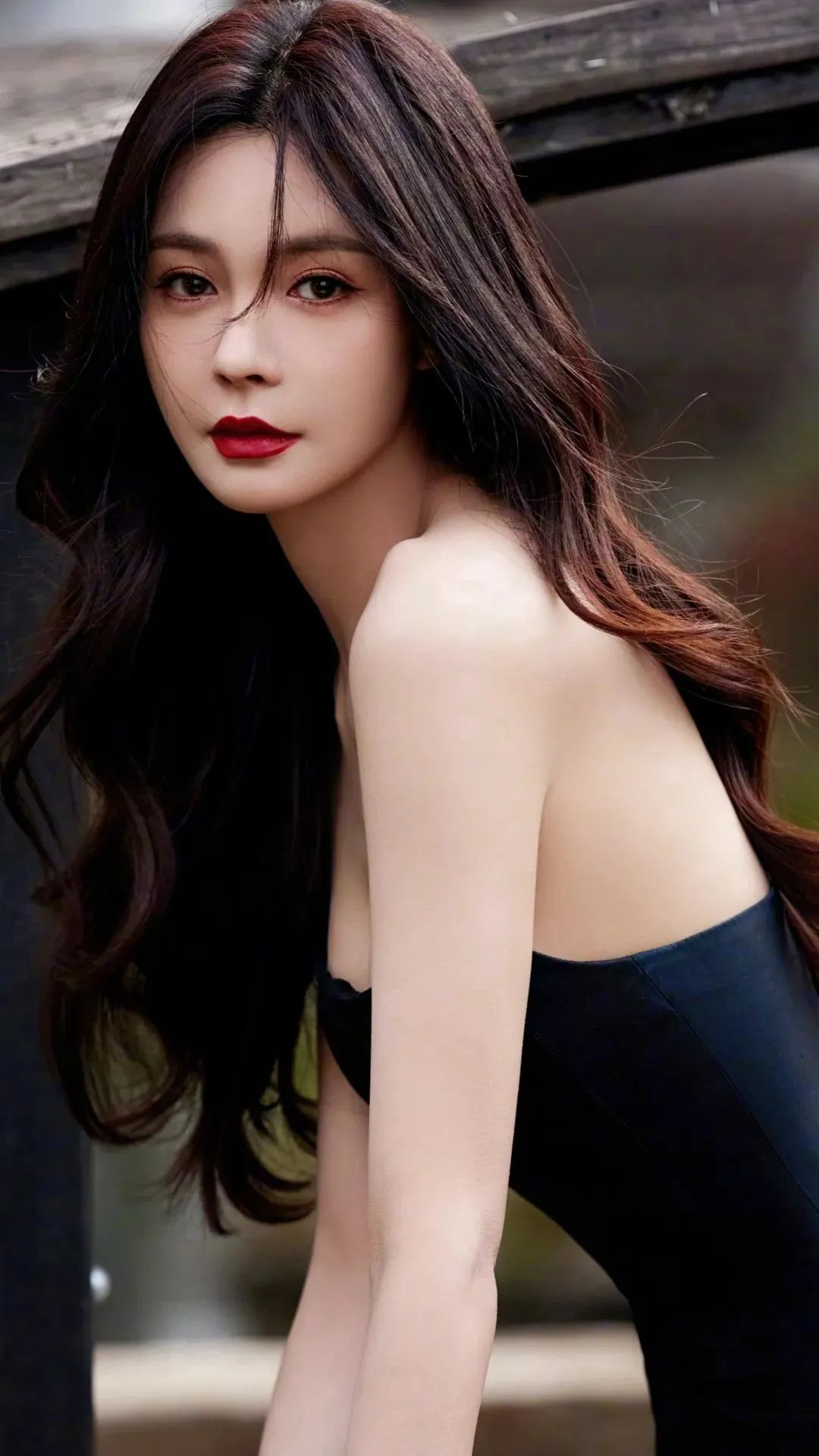 「沈梦辰美照」黑色抹胸开叉,优雅迷人,盛开的暗夜玫瑰