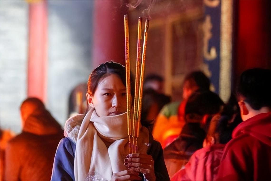 回顾烧香为何是三根每根分别代表什么传统文化我们一定要知道