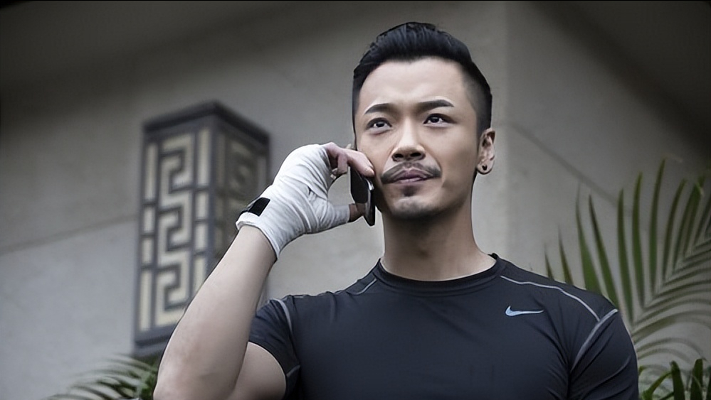 回顾演员薛皓文父亲曾是新闻联播主播因一身肌肉遭误解