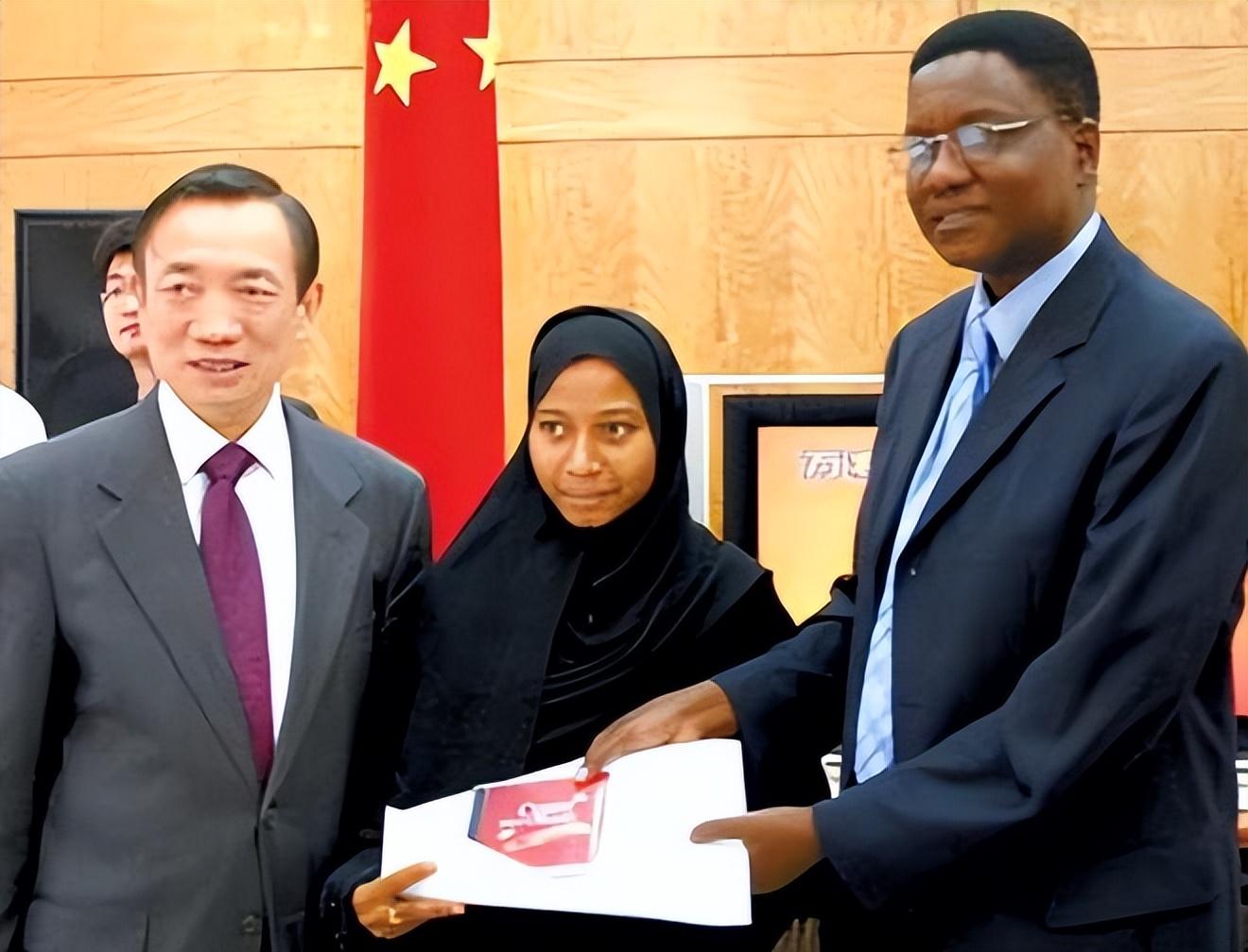 2004年,肯尼亚女孩找到大使馆,称是郑和水手后代,引起轩然大波