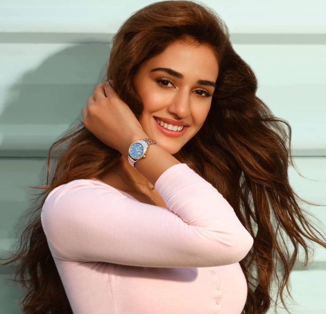 印度美女来我国旅游,看到垃圾桶的一样东西,直呼你们也"太有钱了"