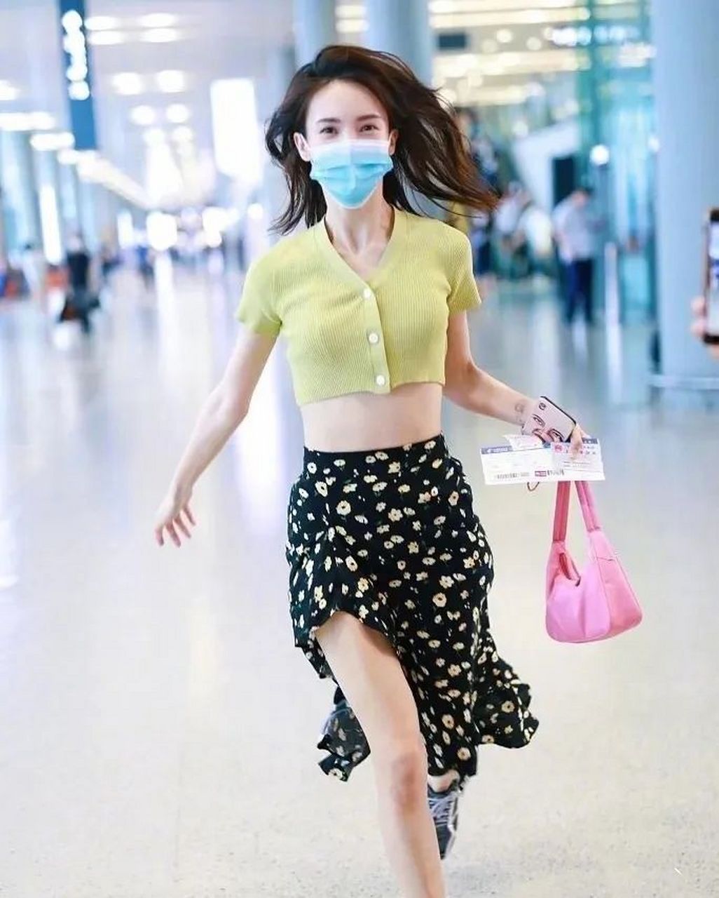 金晨现身机场的穿搭清新可人,牛油果绿短上衣搭配碎花裙,活力四溢又