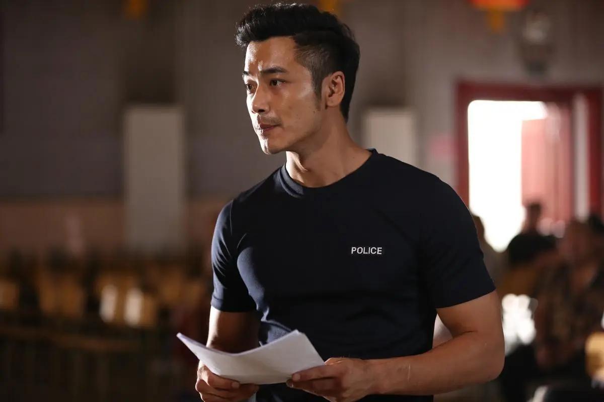 回顾演员薛皓文父亲曾是新闻联播主播因一身肌肉遭误解