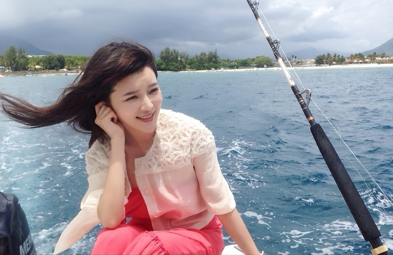 回顾主持人胡蝶我这辈子正确的决定就是为导演陆川生下一儿一女