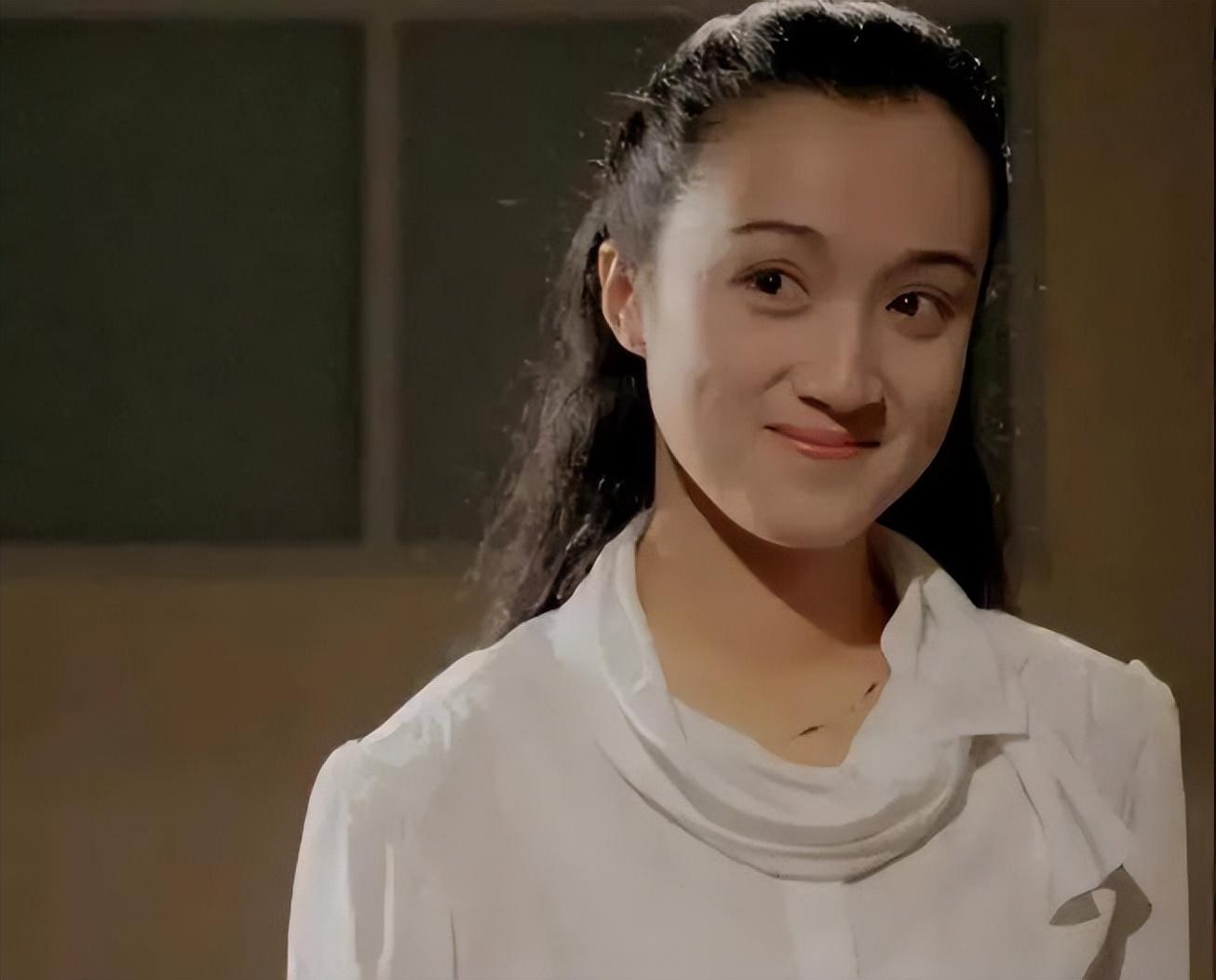 回顾杨昆:卖掉千万别墅为夫还债,靠2500退休金生活,如今怎样了?