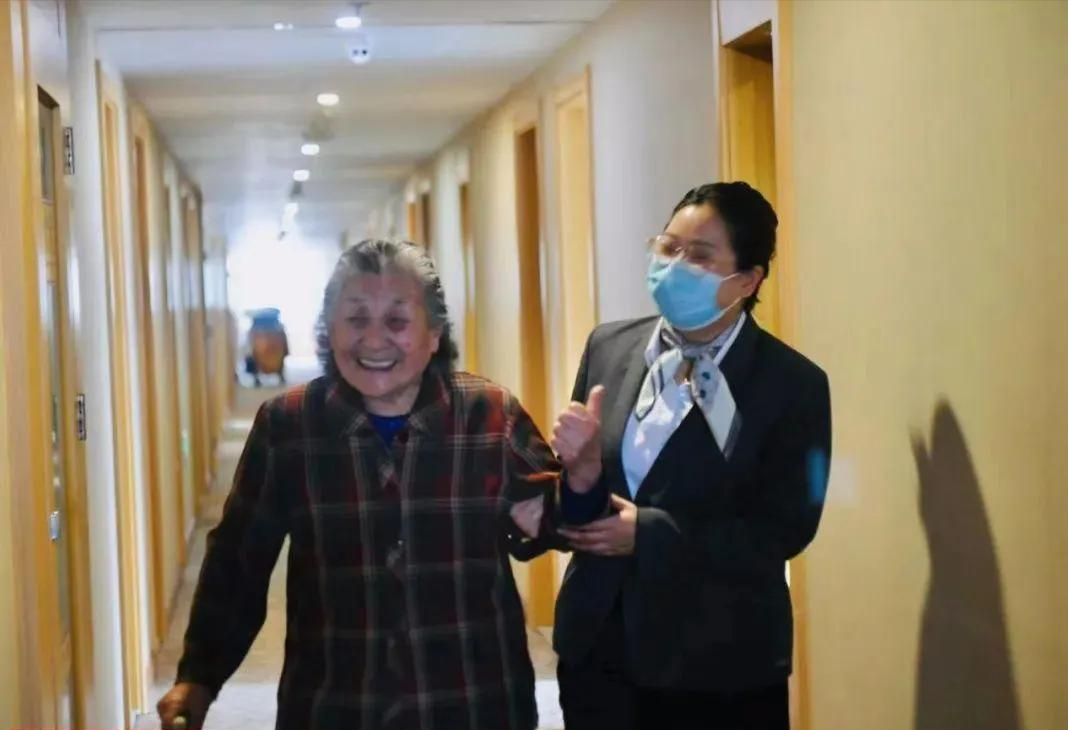 回顾90岁老人酒店养老月消费5000她的家人为什么不管她呢