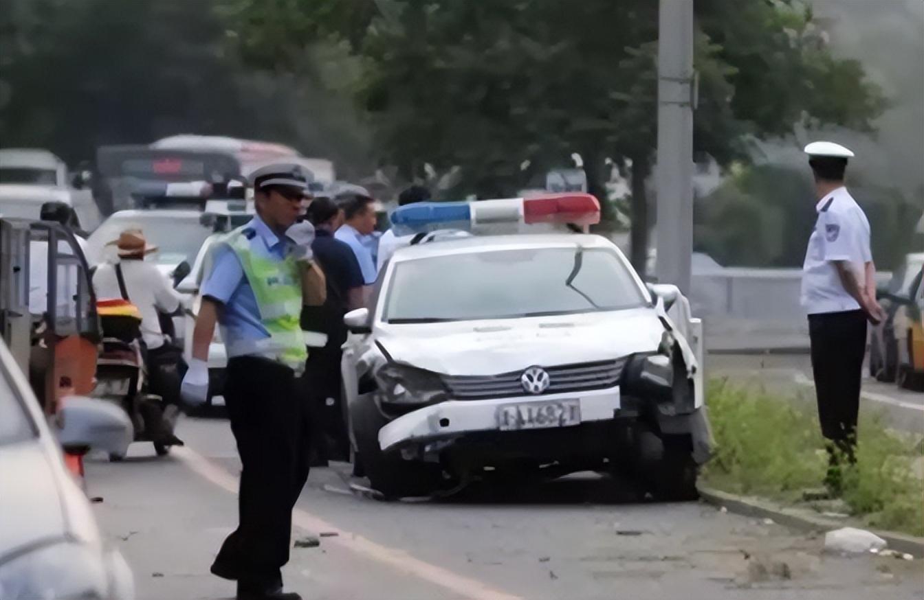 2012年男子抡大锤狂砸警车,不但没受罚反受警方嘉奖,这是为何?