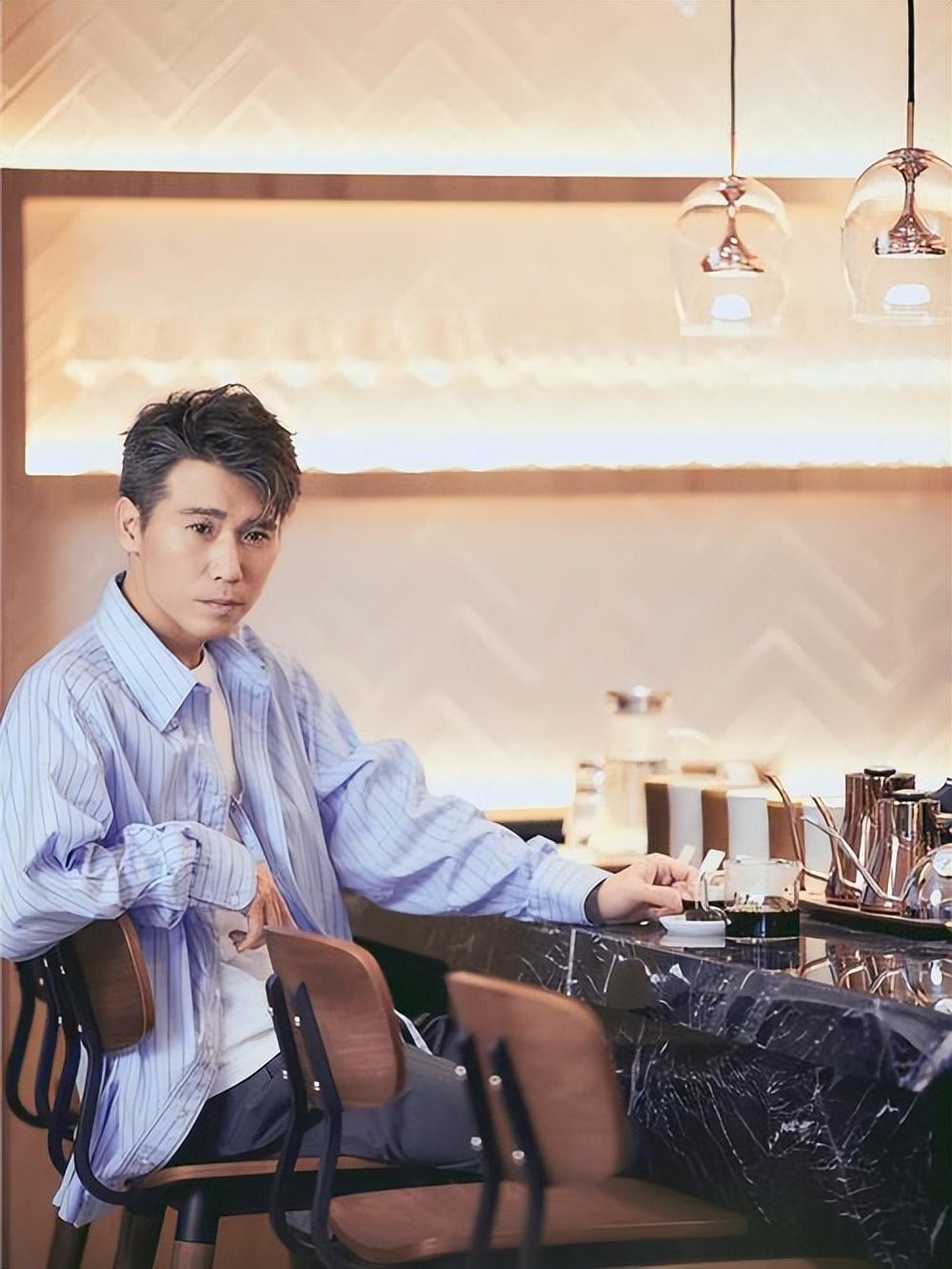 而父亲是一位医生,独自开一家医馆给人治病,夫妻两人很少能照顾李乃文