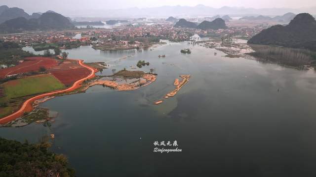 梯田描绘大地纹理 秀峰跌落油菜花海 醉在滇东南春风里