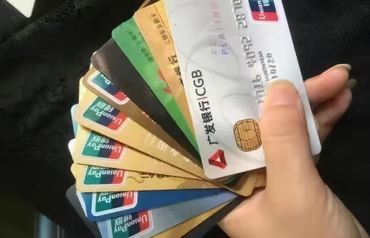 2019年27岁女律师助理烧炭自尽月入3千信用卡却透支87万