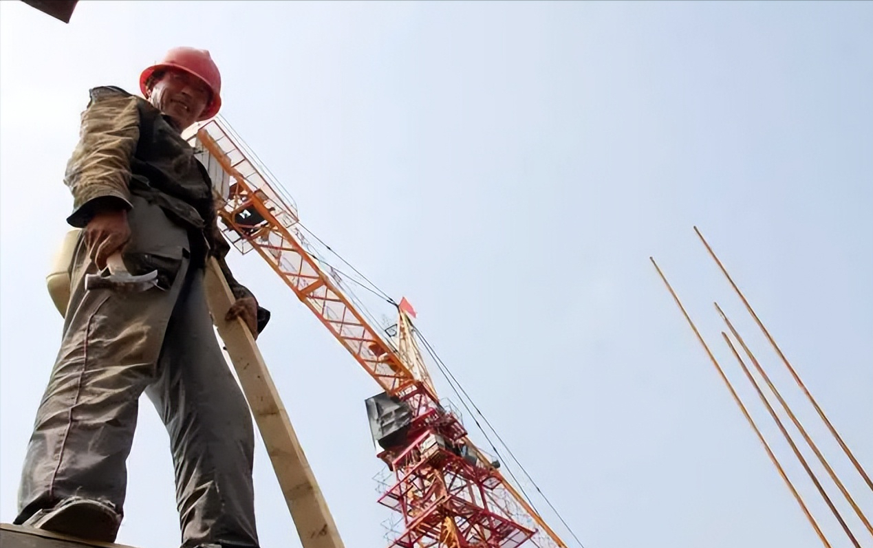 2012年男子抡大锤狂砸警车不但没受罚反受警方嘉奖这是为何