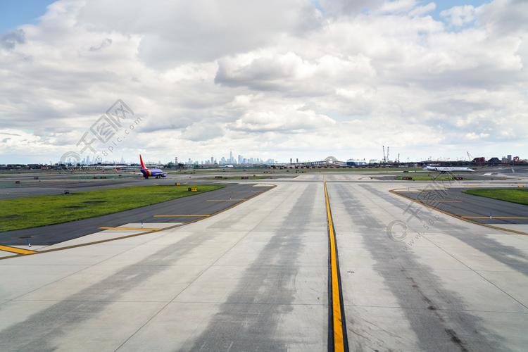 机场那么大为什么只修一两条跑道堵机延误和跑道太少有关吗