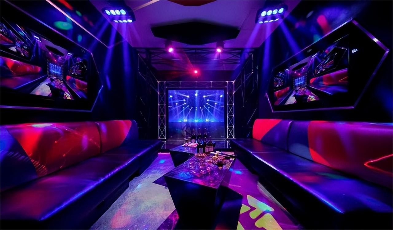 的尹艳萍找到了王小曼当时留给自己的地址,便来到了此处,不过是个ktv