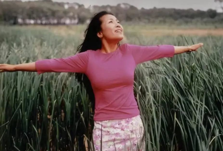 很难想象洒脱的田震在当时模仿邓丽君温柔缠绵的歌声模仿得很像,专辑