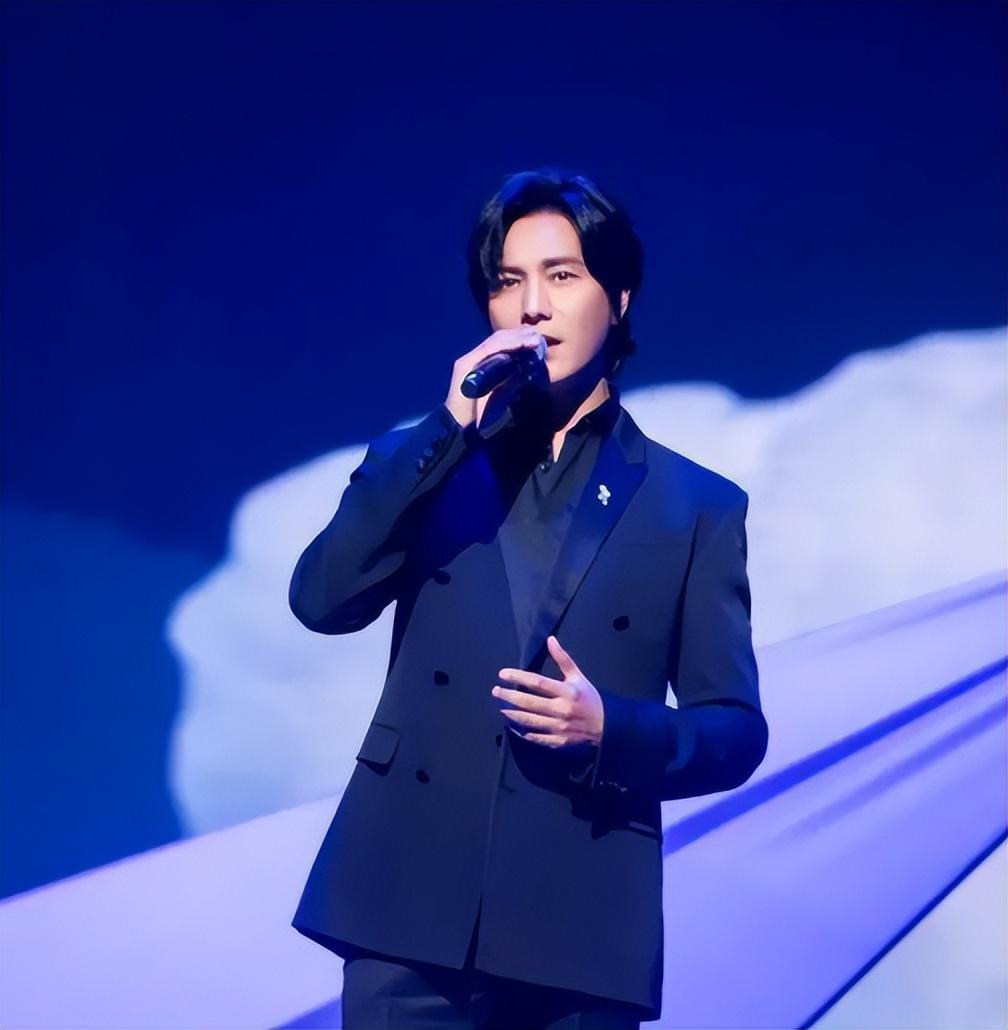 2008年,陈坤和众多优秀歌手一同演唱了《北京欢迎你》.