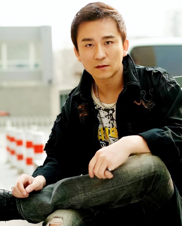 赵毅本来不是,专业影视演员出身,而是京剧演员.