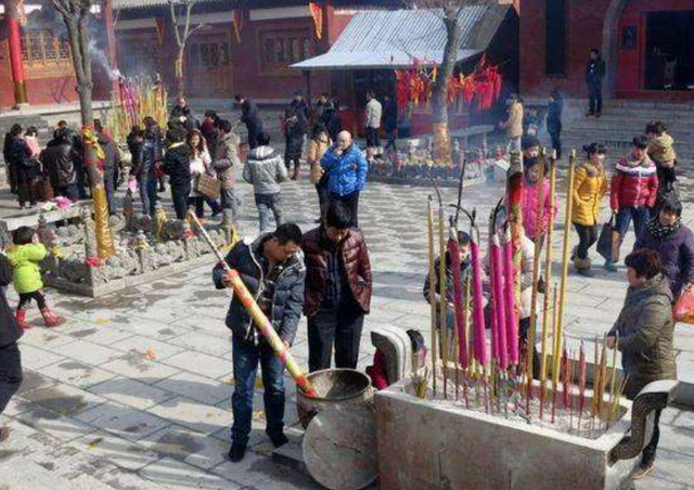 2006年,孟广宣与吴成丽二人来到河南省淮阳县游玩,正月里香客满满的