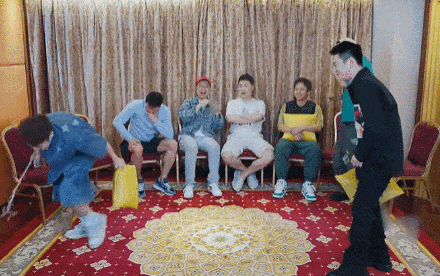 陈赫则是鬼点子大王,会临时加码"整活",上季收官抽牌分队,他建议大家