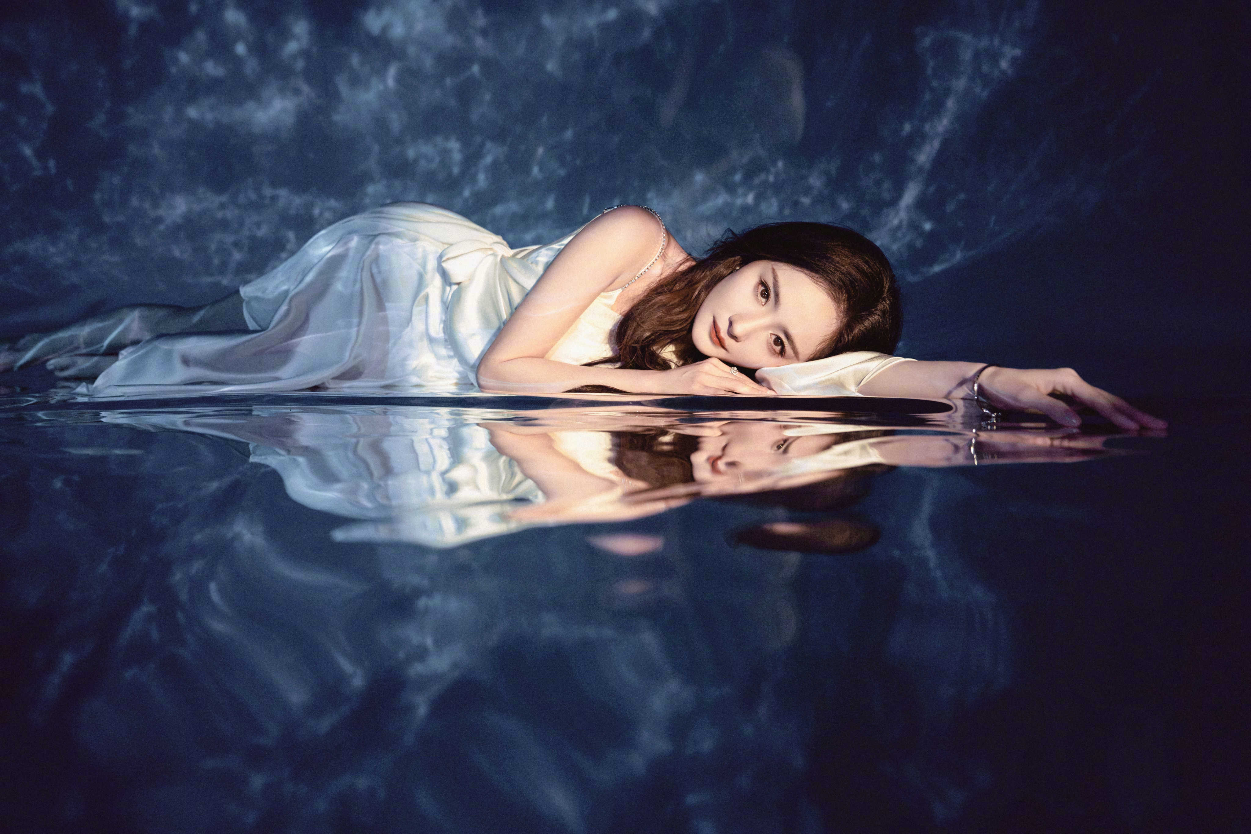 38岁杨幂身着白长衣优雅的像美人鱼性感不失灵动