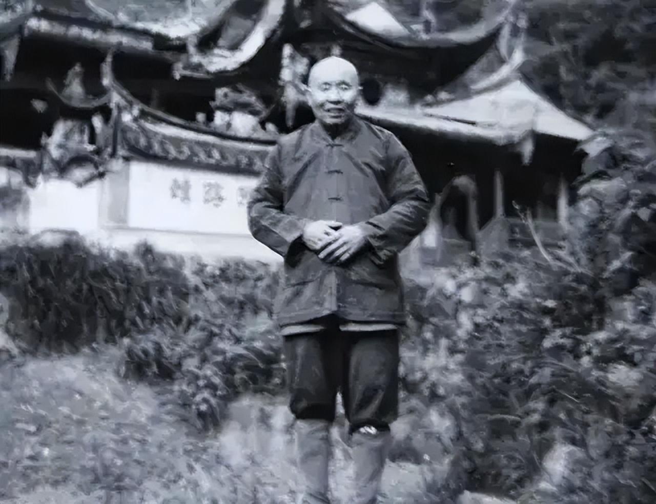 本来二人就已经下定决心在寺庙中过完这平凡的一生,但有一次红卫兵却