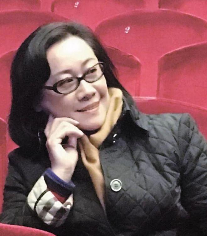一日,哈尔滨剧团调来一位上戏导演系毕业的女生韩雪松