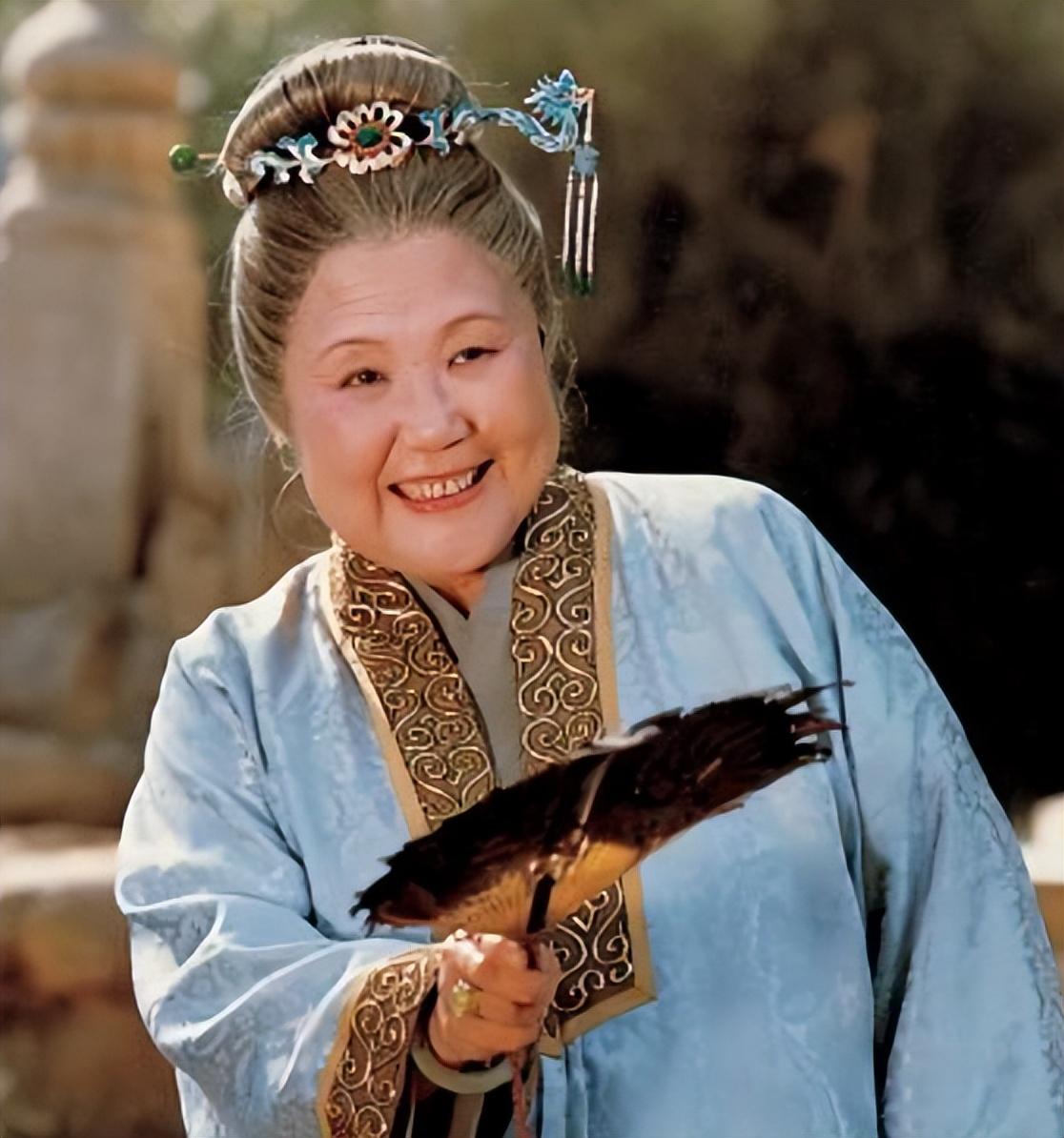 薛宝钗究竟做了什么让探春凤姐贾母三人合力将她撵出大观园